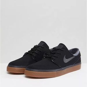 NIKE JANOSKIS BLACK SNEAKERS NEVER WORN SIZE WOMEN 8